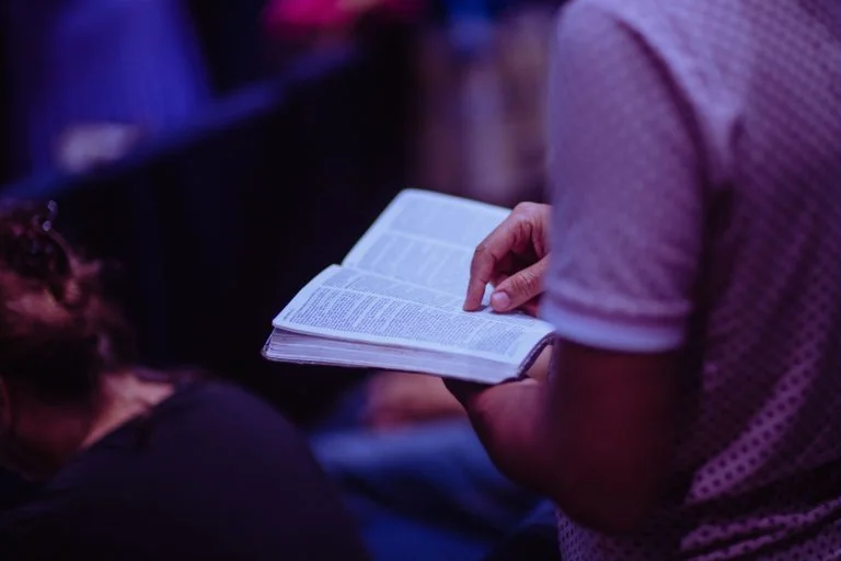 No os conforméis a este siglo, sino transformaos por medio de la renovación de vuestro entendimiento, para que comprobéis cuál sea la buena voluntad de Dios, agradable y perfecta.